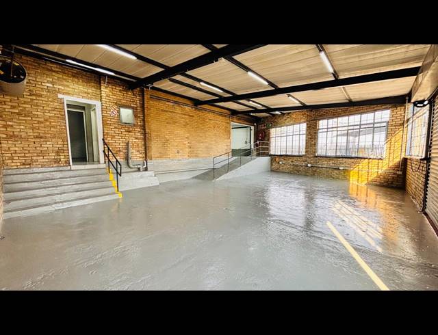 264M² WAREHOUSE TO LET IN FACTORIA